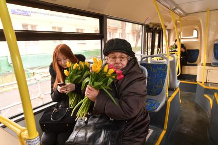 Москва.   Сотрудники Департамента транспорта дарили цветы пассажиркам  в  Международный женский день .