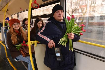 Москва.   Сотрудники Департамента транспорта дарили цветы пассажиркам  в  Международный женский день .