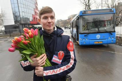 Москва. Сотрудники Департамента транспорта дарили цветы пассажиркам в Международный женский день на улице 8 марта.