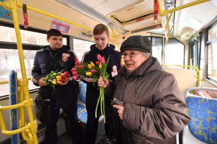 Москва.   Сотрудники Департамента транспорта дарили цветы пассажиркам  в  Международный женский день .