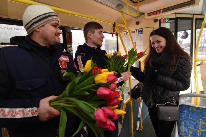 Москва.   Сотрудники Департамента транспорта дарили цветы пассажиркам  в  Международный женский день .