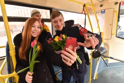 Москва.   Сотрудники Департамента транспорта дарили цветы пассажиркам  в  Международный женский день .