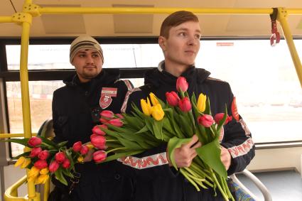 Москва. Сотрудники Департамента транспорта дарили цветы пассажиркам в Международный женский день .