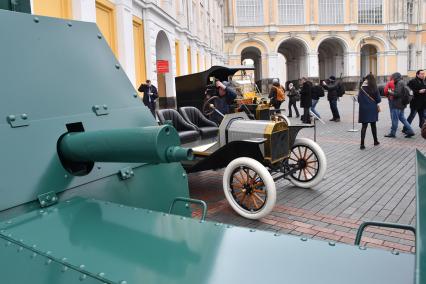 Москва. Пулеметный бронеавтомобиль на шасси `Руссо-Балт` 1914 года, автомобиль Ford Model T Speedster 1914 года и автомобиль Ford Model T Delivery 1914 года  (слева направо) на выставке `Первые моторы России`, приуроченной к 110-летию гаража царской семьи  на Дворцовой площади Кремля.