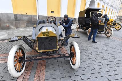 Москва. Автомобили Ford Model T Speedster 1914 года, Ford Model T Delivery 1914 года и Ford Model T Tourabout 1910 года (слева направо) на выставке `Первые моторы России`, приуроченной к 110-летию гаража царской семьи на Дворцовой площади Кремля.