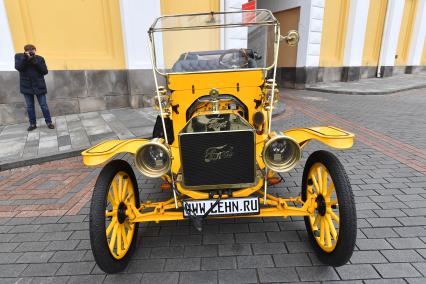 Москва. Автомобиль Ford Model T Tourabout 1910 года  на выставке `Первые моторы России`, приуроченной к 110-летию гаража царской семьи  на Дворцовой площади Кремля.