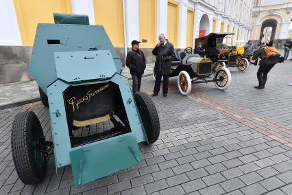 Москва. Пулеметный бронеавтомобиль на шасси `Руссо-Балт` 1914 года, автомобили Ford Model T Speedster 1914 года и Ford Model T Delivery 1914 года  (слева направо) на выставке `Первые моторы России`, приуроченной к 110-летию гаража царской семьи  на Дворцовой площади Кремля.