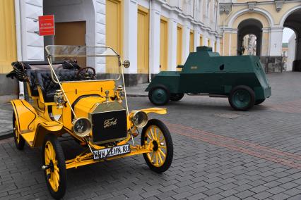 Москва. Автомобиль Ford Model T Tourabout 1910 года и пулеметный бронеавтомобиль на шасси `Руссо-Балт` 1914 года (слева направо) на выставке `Первые моторы России`, приуроченной к 110-летию гаража царской семьи  на Дворцовой площади Кремля.