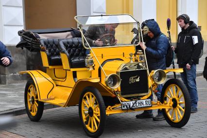 Москва. Автомобиль Ford Model T Tourabout 1910 года  на выставке `Первые моторы России`, приуроченной к 110-летию гаража царской семьи  на Дворцовой площади Кремля.