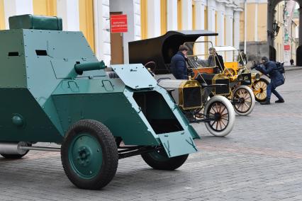 Москва. Пулеметный бронеавтомобиль на шасси `Руссо-Балт` 1914 года, автомобиль Ford Model T Speedster 1914 года и автомобиль Ford Model T Delivery 1914 года  (слева направо) на выставке `Первые моторы России`, приуроченной к 110-летию гаража царской семьи  на Дворцовой площади Кремля.