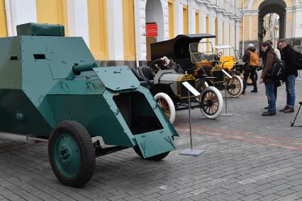 Москва. Пулеметный бронеавтомобиль на шасси `Руссо-Балт` 1914 года, автомобили Ford Model T Speedster 1914 года,  Ford Model T Delivery 1914 года и Ford Model T Tourabout 1910 года (слева направо) на выставке `Первые моторы России`, приуроченной к 110-летию гаража царской семьи  на Дворцовой площади Кремля.