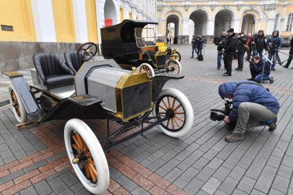 Москва.  Автомобили  Ford Model T Speedster 1914 года,  Ford Model T Delivery 1914 года и Ford Model T Tourabout 1910 года (слева направо) на выставке `Первые моторы России`, приуроченной к 110-летию гаража царской семьи  на Дворцовой площади Кремля.