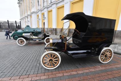 Москва. Автомобили Ford Model T Delivery 1914 года, Ford Model T Speedster 1914 года и пулеметный бронеавтомобиль на шасси `Руссо-Балт` 1914 года  (справа налево) на выставке `Первые моторы России`, приуроченной к 110-летию гаража царской семьи  на Дворцовой площади Кремля.