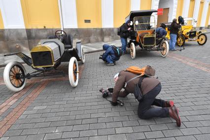 Москва.  Автомобили  Ford Model T Speedster 1914 года,  Ford Model T Delivery 1914 года и Ford Model T Tourabout 1910 года (слева направо) на выставке `Первые моторы России`, приуроченной к 110-летию гаража царской семьи  на Дворцовой площади Кремля.