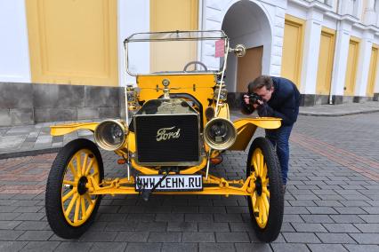 Москва. Автомобиль Ford Model T Tourabout 1910 года  на выставке `Первые моторы России`, приуроченной к 110-летию гаража царской семьи  на Дворцовой площади Кремля.