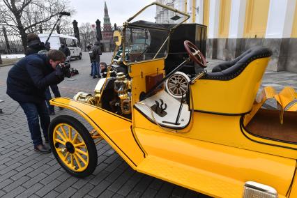 Москва. Автомобиль Ford Model T Tourabout 1910 года  на выставке `Первые моторы России`, приуроченной к 110-летию гаража царской семьи  на Дворцовой площади Кремля.