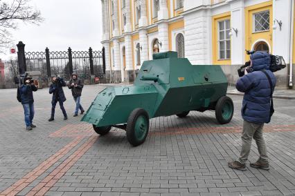 Москва. Пулеметный бронеавтомобиль на шасси `Руссо-Балт` 1914 года  на выставке `Первые моторы России`, приуроченной к 110-летию гаража царской семьи  на Дворцовой площади Кремля.