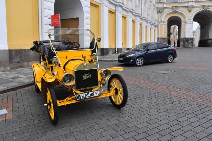 Москва. Автомобиль Ford Model T Tourabout 1910 года  на выставке `Первые моторы России`, приуроченной к 110-летию гаража царской семьи  на Дворцовой площади Кремля.