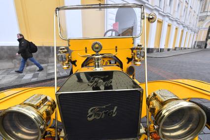 Москва. Автомобиль Ford Model T Tourabout 1910 года  на выставке `Первые моторы России`, приуроченной к 110-летию гаража царской семьи  на Дворцовой площади Кремля.