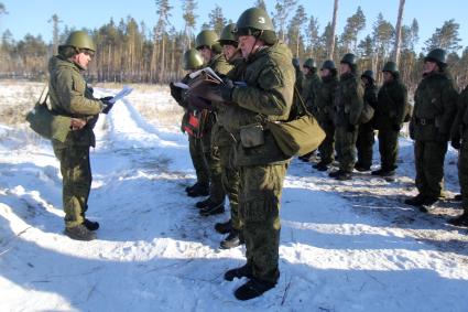 Иркутск. Военнослужащие РВСН получают задание во время учений.