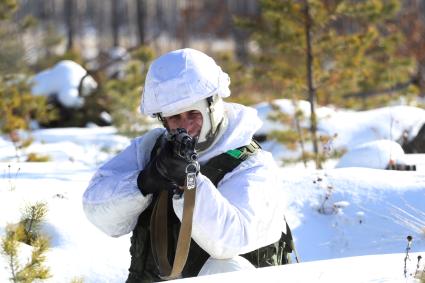 Иркутск. Военнослужащий РВСН во время учений.