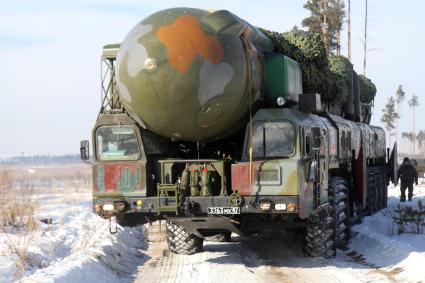 Иркутск. Мобильный ракетный комплекс `Тополь` во время учений.