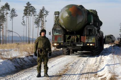 Иркутск. Мобильный ракетный комплекс `Тополь` во время учений.