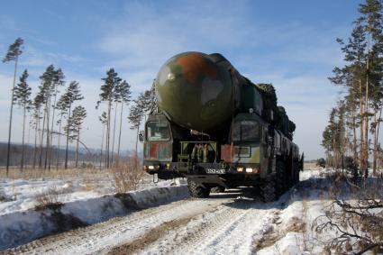 Иркутск. Мобильный ракетный комплекс `Тополь` во время учений.