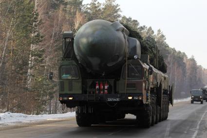 Иркутск. Мобильный ракетный комплекс `Тополь` во время учений.