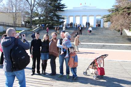 Крым,  Севастополь. Туристы фотографируются на фоне колоннады Графской пристани и лестьницы.