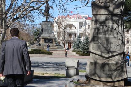 Крым, Севастополь.   Вид  на памятник Нахимову и Дом Москвы.