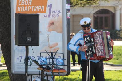 Крым, Севастополь.  Уличный музыкант.