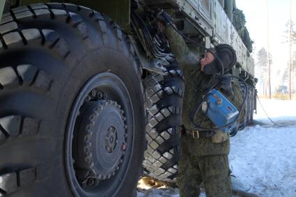 Иркутск. Военнослужащий РВСН  во время учений.