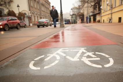 Москва.  Дорожка для велосипедистов на улице города.