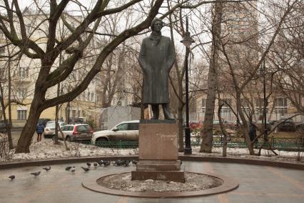 Москва.  Памятник Александру Блоку на  Спиридоновке.