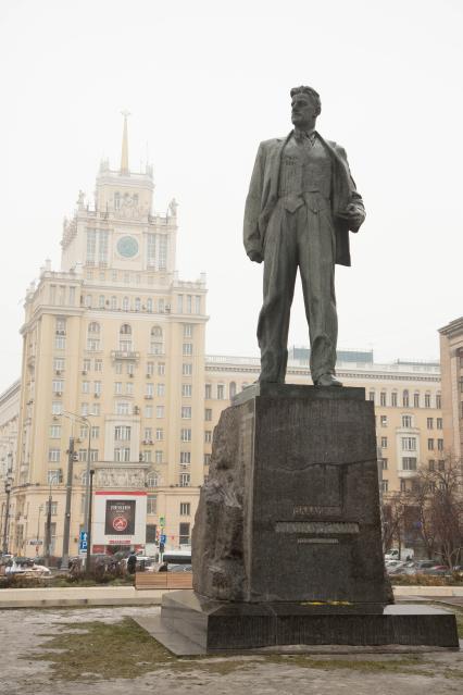 Москва.  Памятник Владимиру Маяковскому  на Триумфальной площади.