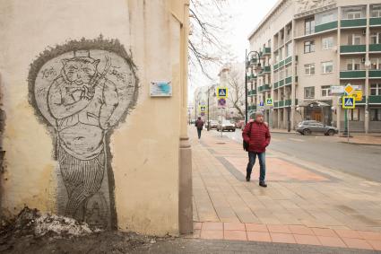 Москва.   Изображение кота Бегемота  на заборе Морозовского особняка на улице Спиридоновка в технике сграффито.