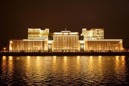 Москва. Вид на здание  Министерства обороны РФ на Фрунзенской набережной.