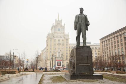 Москва.  Памятник Владимиру Маяковскому  на Триумфальной площади.