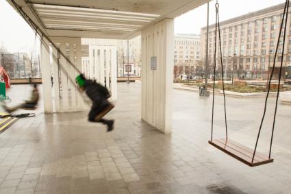 Москва. Качели на Триумфальной площади.