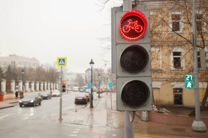 Москва. Светофор для велосипедистов на Большой Никитской улице.