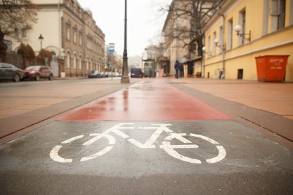 Москва. Дорожка для велосипедистов на улице города.