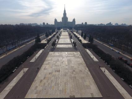 Москва. Клумбы перед главным зданием МГУ закрыли деревянным настилом из-за фестиваля `Весна`, приуроченного к годовщине присоединения Крыма к России.