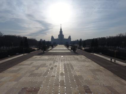 Москва. Клумбы перед главным зданием МГУ закрыли деревянным настилом из-за фестиваля `Весна`, приуроченного к годовщине присоединения Крыма к России.