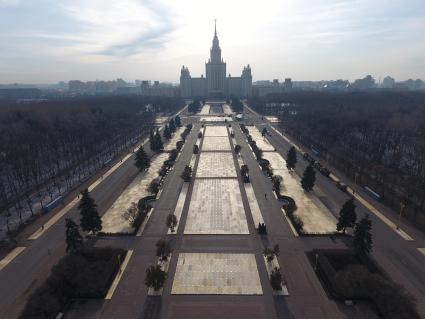 Москва. Клумбы перед главным зданием МГУ закрыли деревянным настилом из-за фестиваля `Весна`, приуроченного к годовщине присоединения Крыма к России.