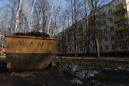 Москва.   Жилой пятиэтажный дом в районе Матвеевское.