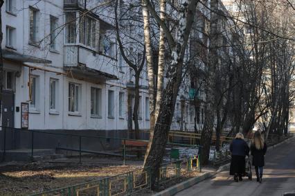 Москва.   Жилой пятиэтажный дом в районе Матвеевское.