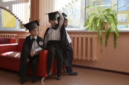 Тула. Ученики  первого класса Центра образования № 7 в мантии и шапочке  бакалавра.