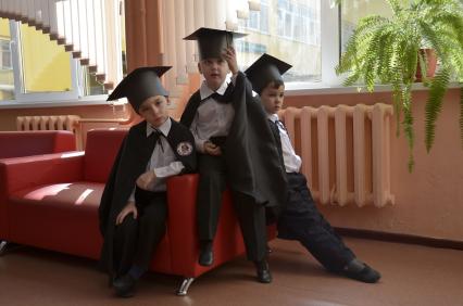 Тула. Ученики  первого класса Центра образования # 7 в мантии и шапочке  бакалавра.