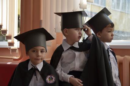 Тула. Ученики  первого класса Центра образования #7 в мантии и шапочке  бакалавра.